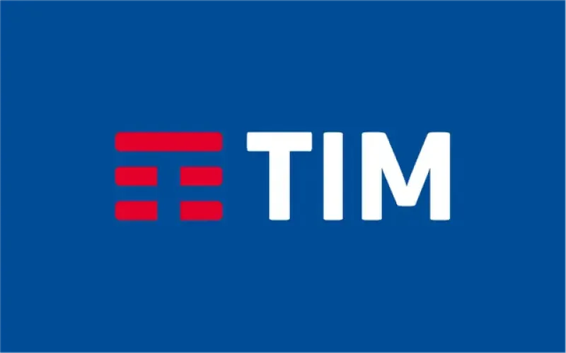 Blauw logo met de tekst "TIM" in wit en drie rode horizontale lijnen links van de tekst.